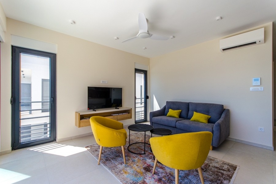 Nowoczesny salon z klimatyzacją i dużymi oknami z widokiem na morze