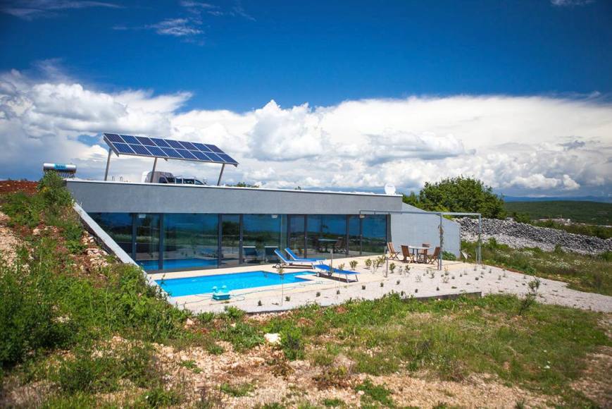 Kup willę z basenem o nowoczesnej architekturze w Chorwacji.