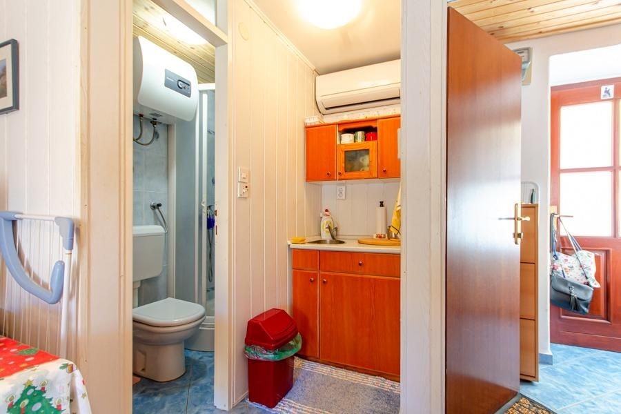 Strefa wejściowa z kuchnią i łazienką