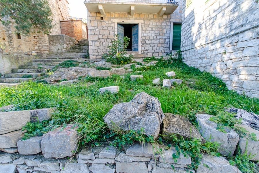 Częścią oferty jest ogród przed budynkiem.