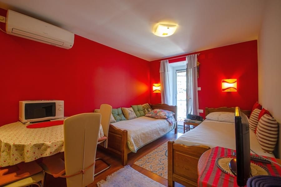 Sypialnia z dwoma pojedynczymi łóżkami i balkonem