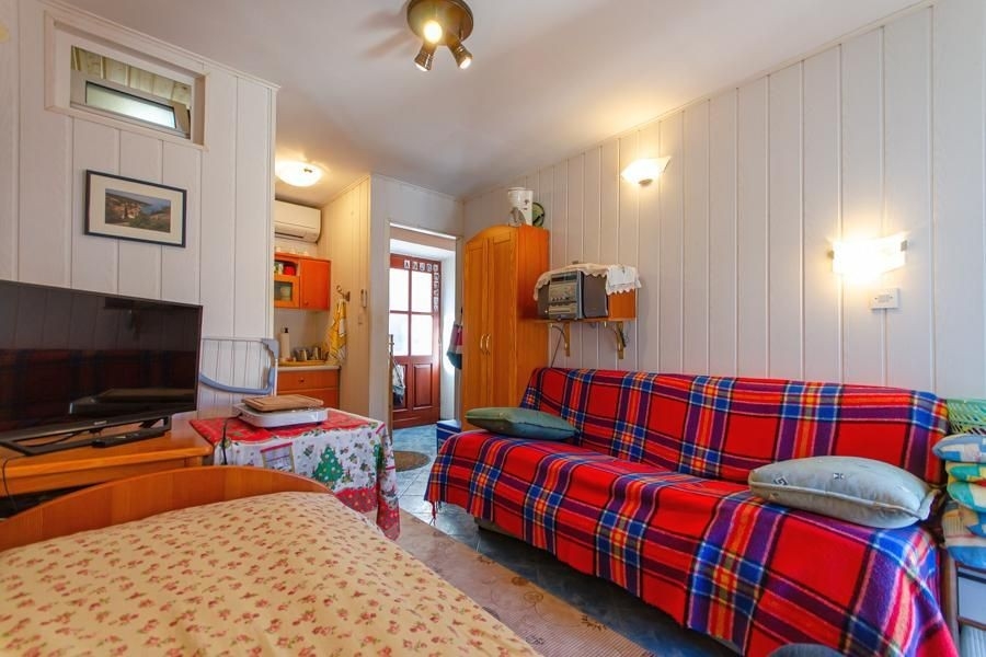 Część dzienna z sofą i telewizorem