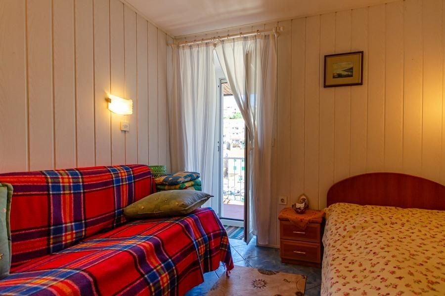 Pokój z wyjściem na balkon i częścią sypialną