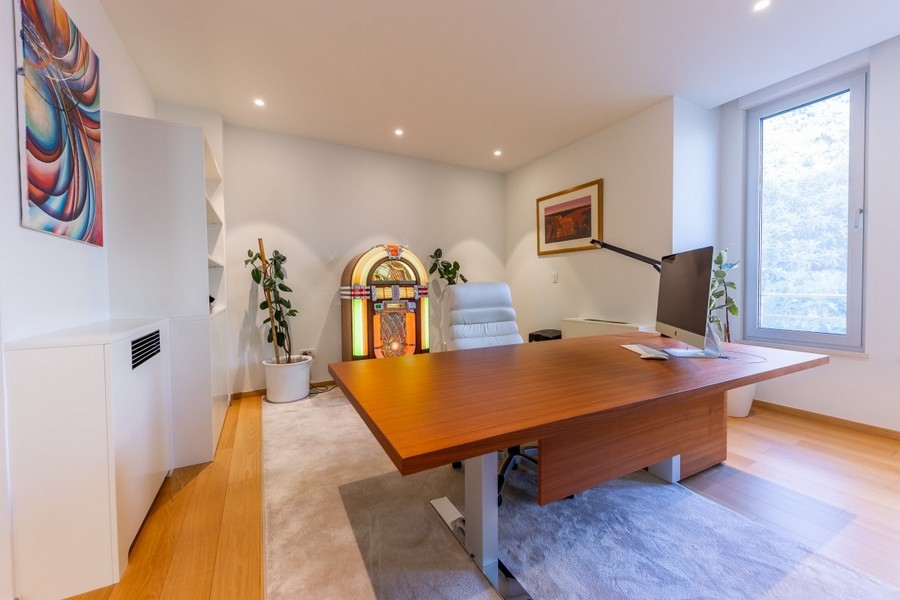 Pokój do nauki z biurkiem i nowoczesnym wyposażeniem