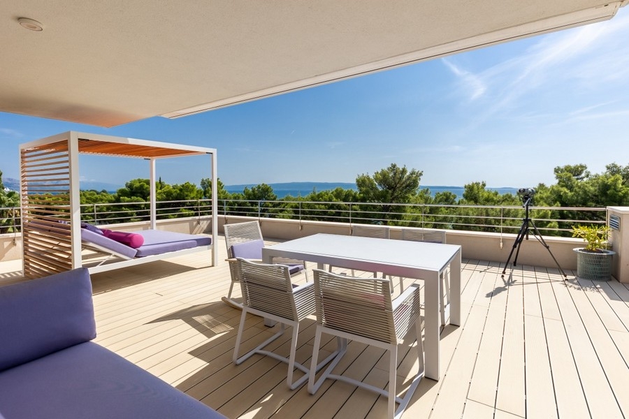 Willa z widokiem na morze na sprzedaż tuż nad morzem w Splicie w Chorwacji.