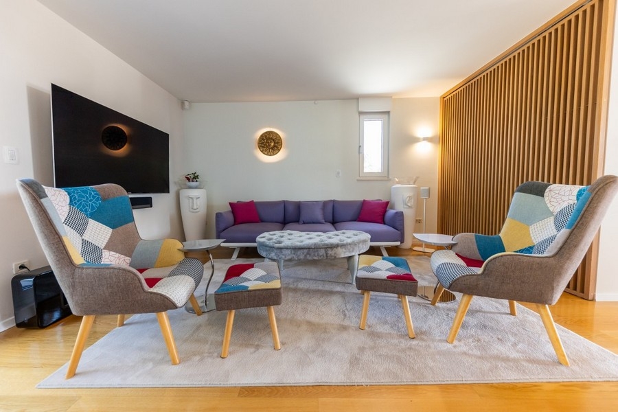 Przytulny salon z designerskimi fotelami