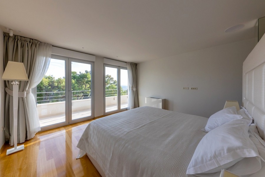 Sypialnia z balkonem i widokiem na zieleń