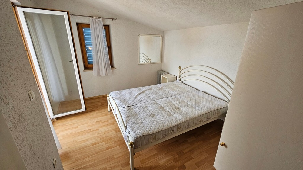 Sypialnia z podwójnym łóżkiem i szafą