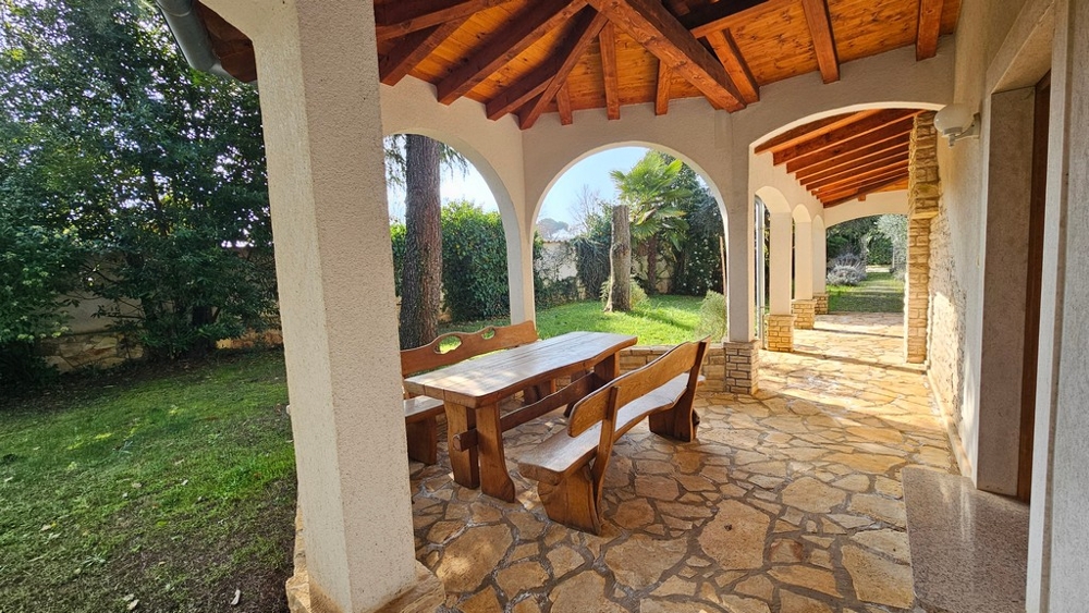 Duży zadaszony taras z ogrodem i arkadami