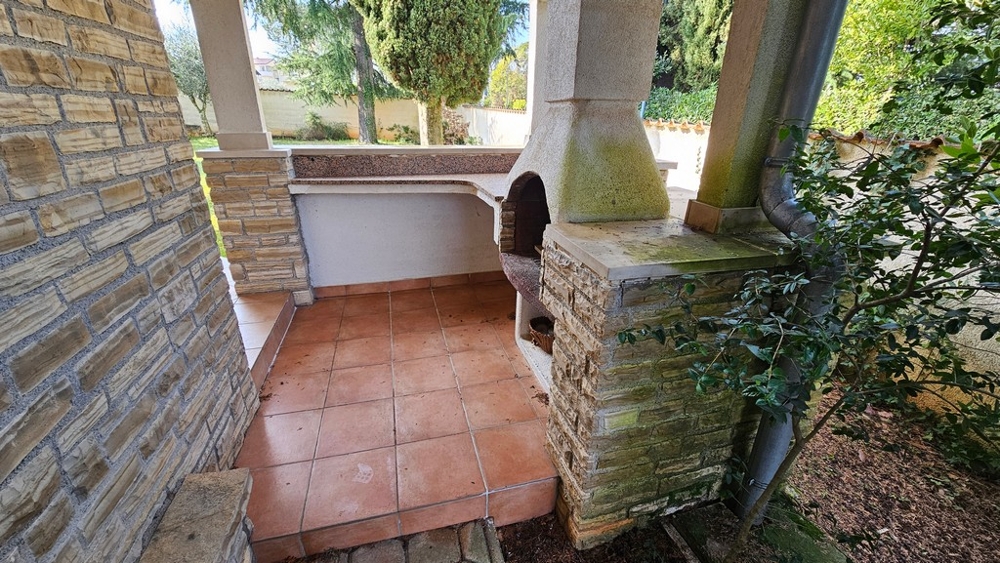 Kuchnia zewnętrzna z grillem na tarasie