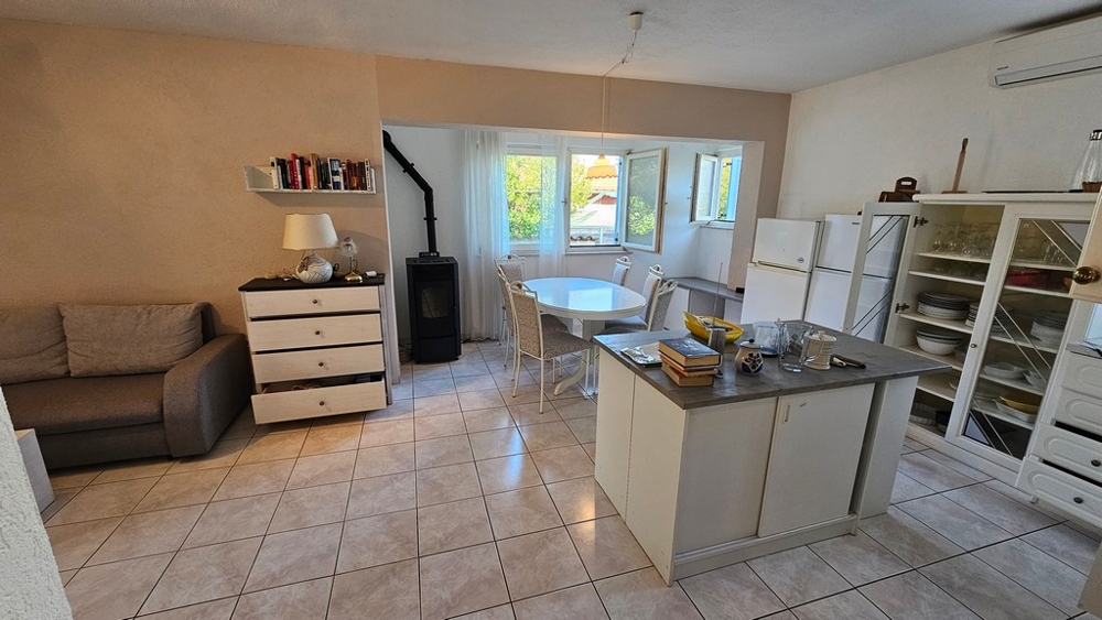 Część dzienna z kuchnią i kominkiem