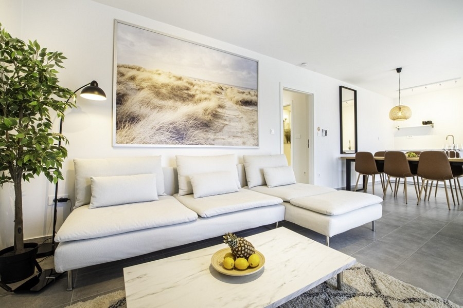 Część dzienna z sofą i nowoczesnym wnętrzem