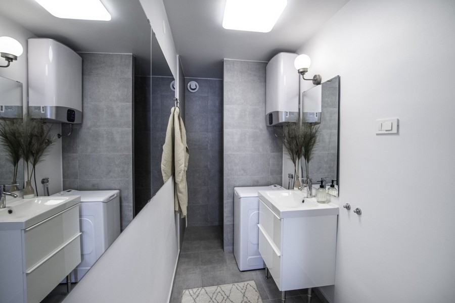 Nowoczesna łazienka z pralką i umywalką