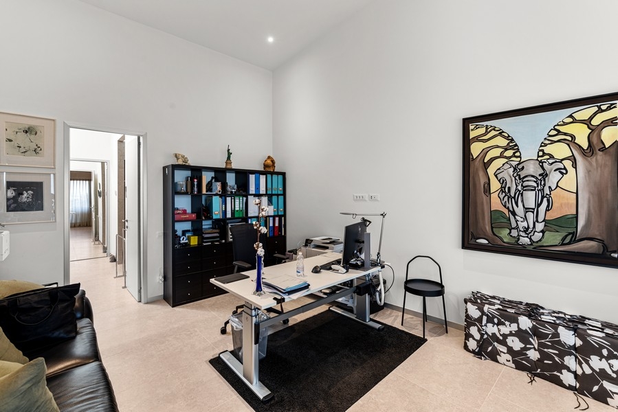 Pokój do nauki z biurkiem i półkami