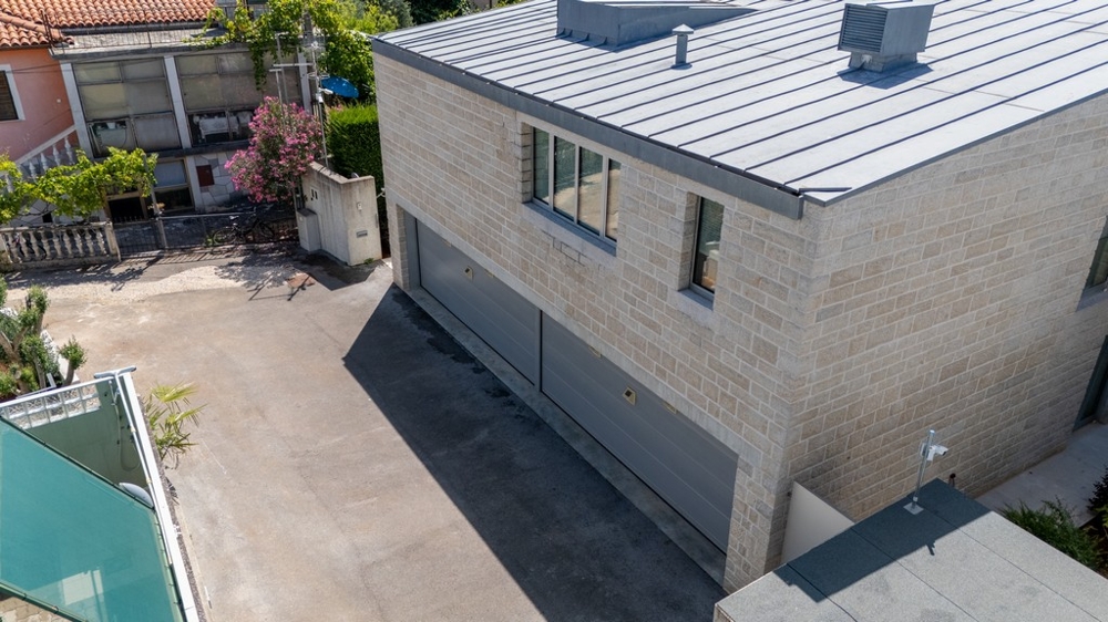 Teren garażowy z miejscami postojowymi na kilka pojazdów