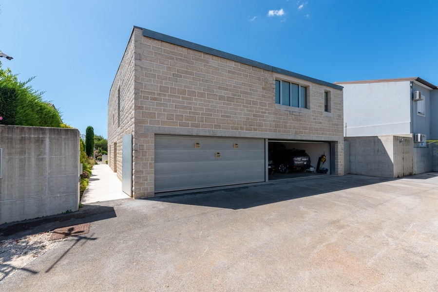 Wygląd zewnętrzny willi z fasadą z kamienia naturalnego