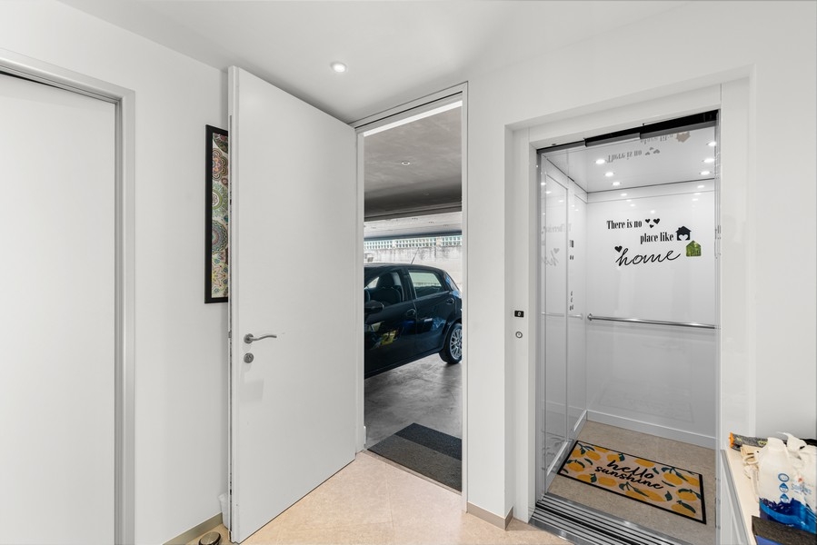 Strefa wejściowa z windą i dostępem do garażu