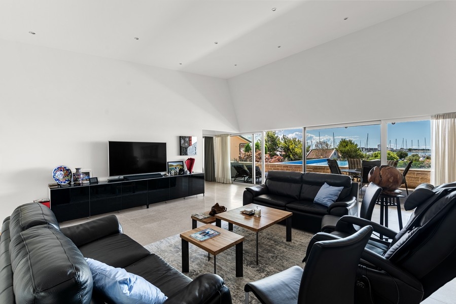 Przestronny salon z panoramicznymi oknami