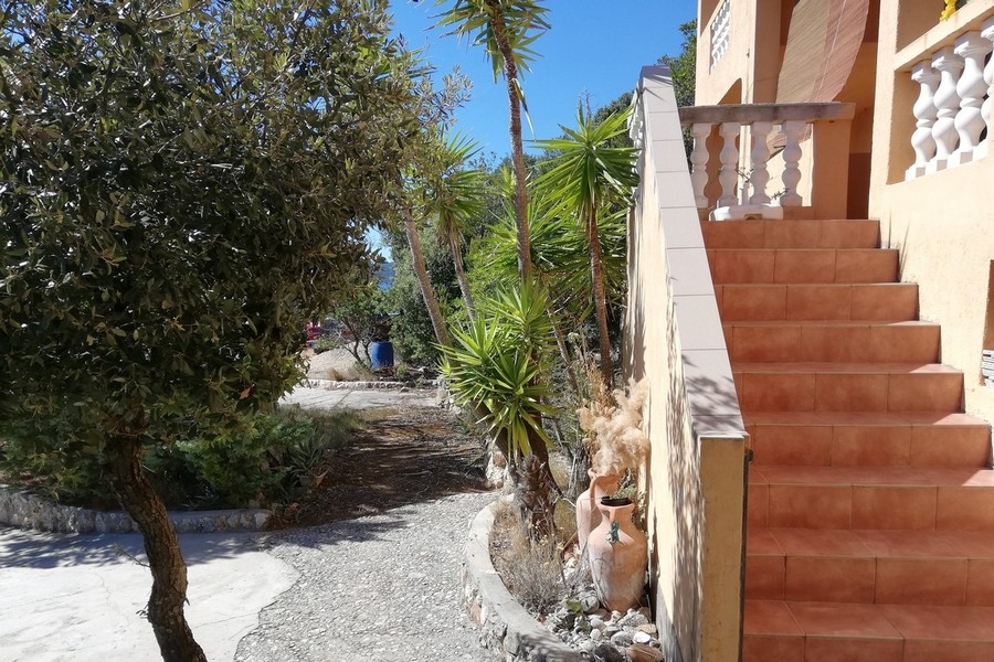 Ogród śródziemnomorski i brama wjazdowa na posesję na wyspie