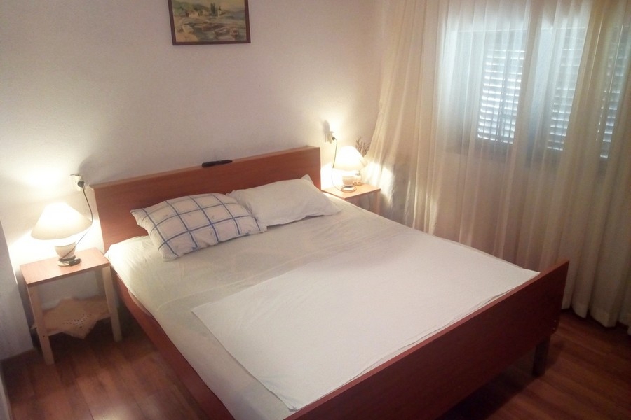 Sypialnia na wyspie z podwójnym łóżkiem