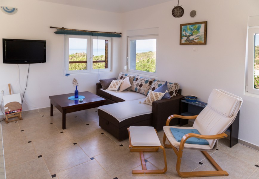 Pokój dzienny z sofą i widokiem na morze