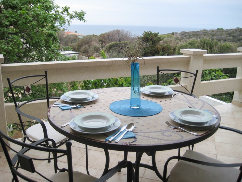 Taras z widokiem na morze i częścią wypoczynkową