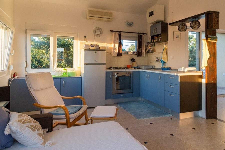 Otwarty salon z kuchnią i widokiem na morze