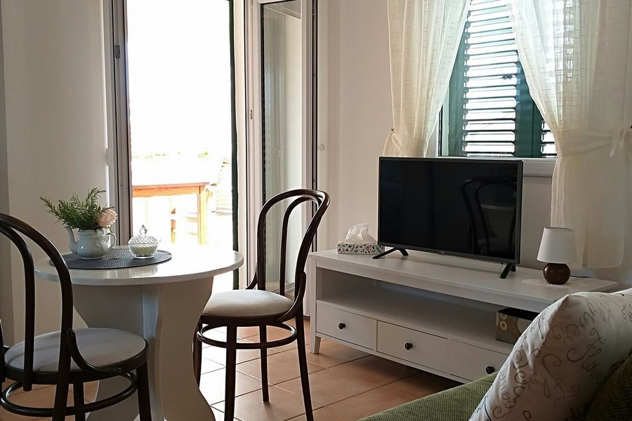 Pokój dzienny ze stołem jadalnym i wyjściem na taras