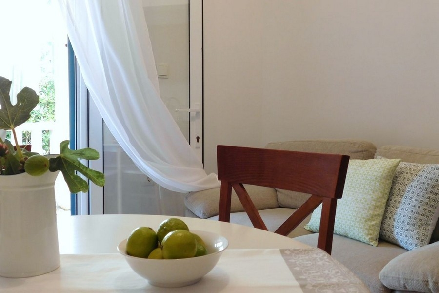 Część dzienna z sofą i jadalnią