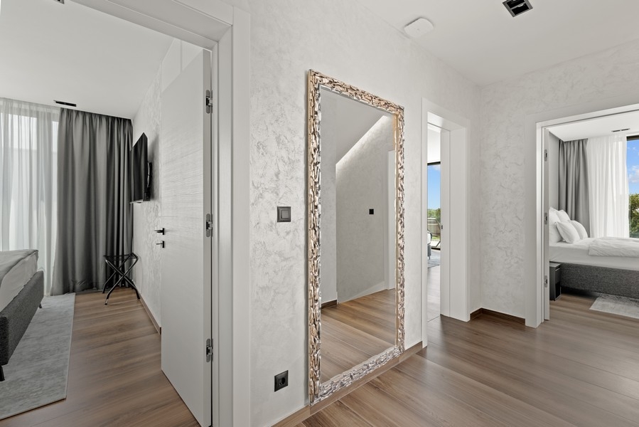 Sypialnia z dużym oknem i widokiem na zieleń