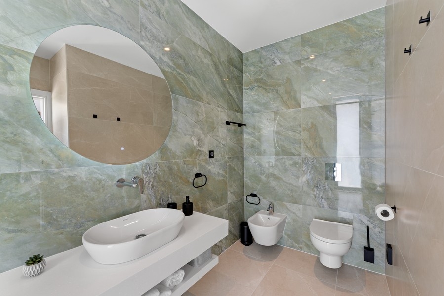 Sauna z drewnianymi panelami i leżakami w willi niedaleko Poreca na Istrii