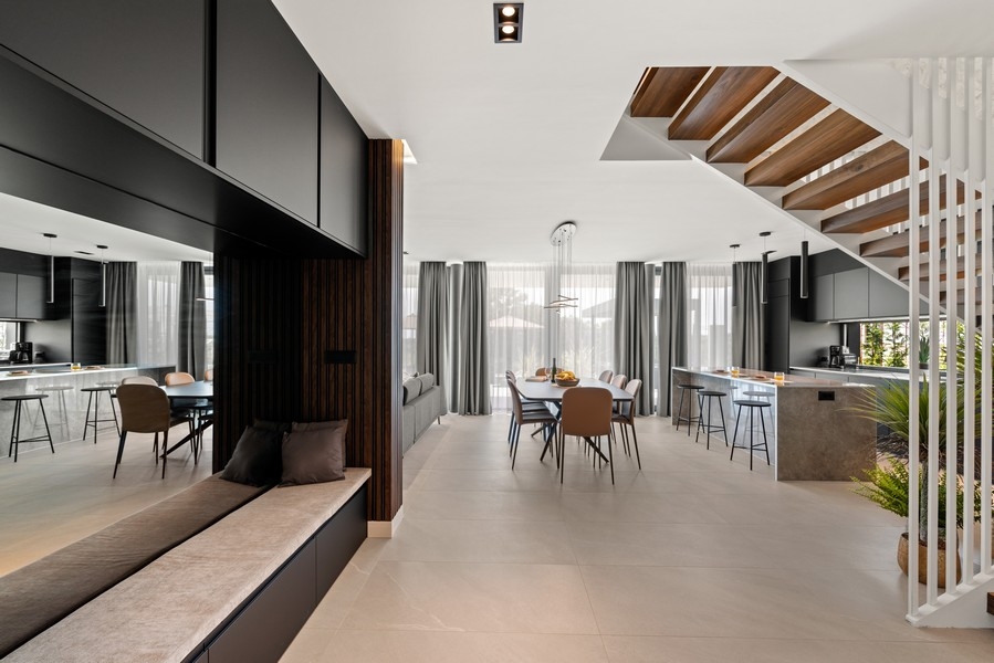 Otwarta część dzienna z kuchnią i schodami