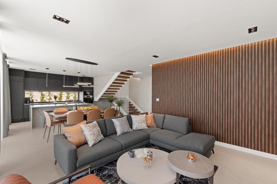 Salon z designerskimi meblami i otwartą kuchnią