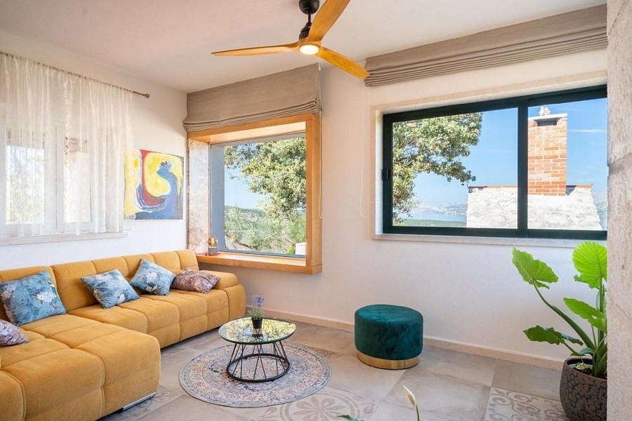 Pokój dzienny z widokiem na morze i dużymi oknami