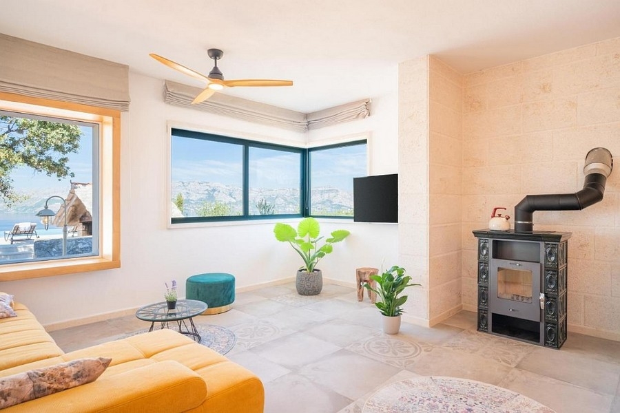 Jasny salon z kominkiem i panoramicznymi oknami