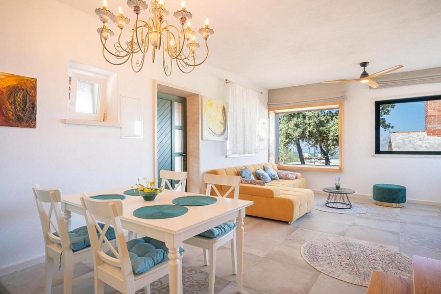 Jadalnia z salonem i śródziemnomorskim wnętrzem