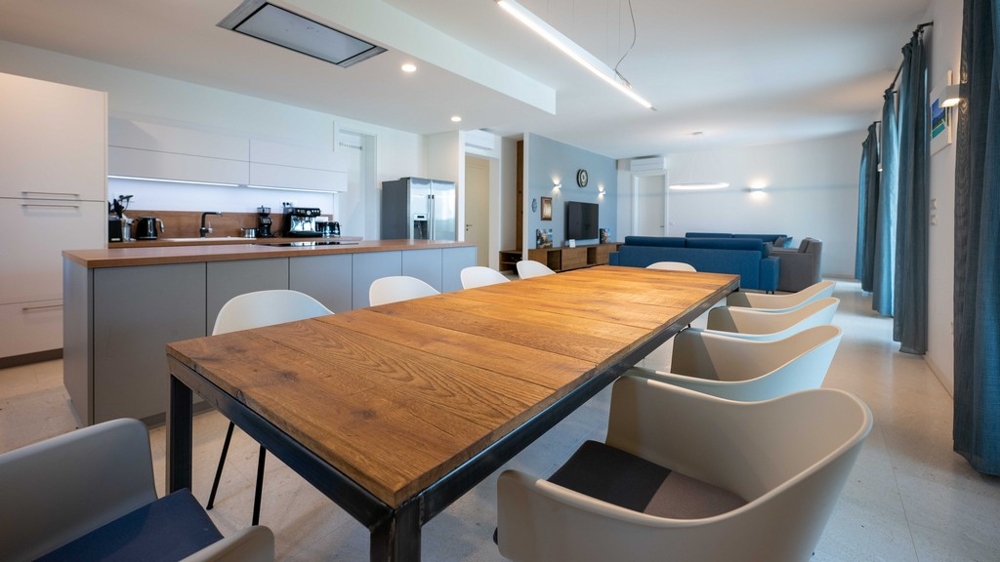 Otwarty salon i jadalnia z wysokiej jakości meblami