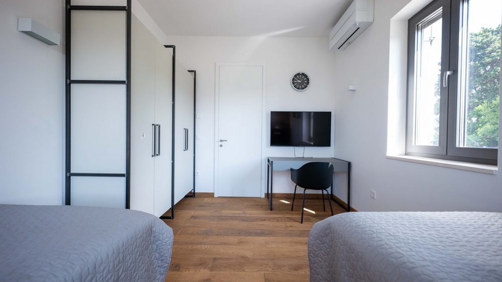 Pokój z dwoma łóżkami i miejscem do pracy