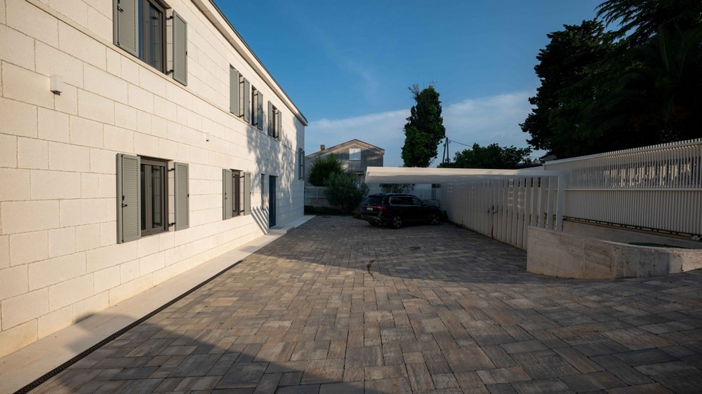 Przestronna działka z nowoczesną willą i basenem nad morzem