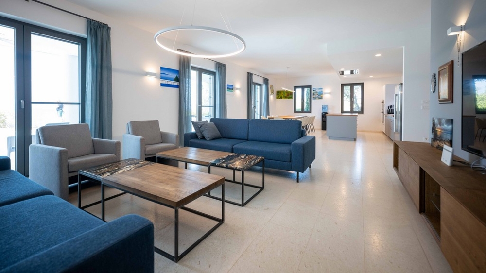 Jasny salon z dużymi oknami i otwartą przestrzenią