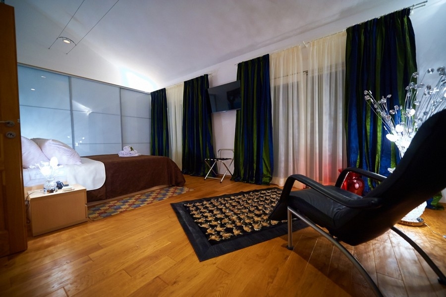 Przestronna sypialnia z parkietem i częścią wypoczynkową