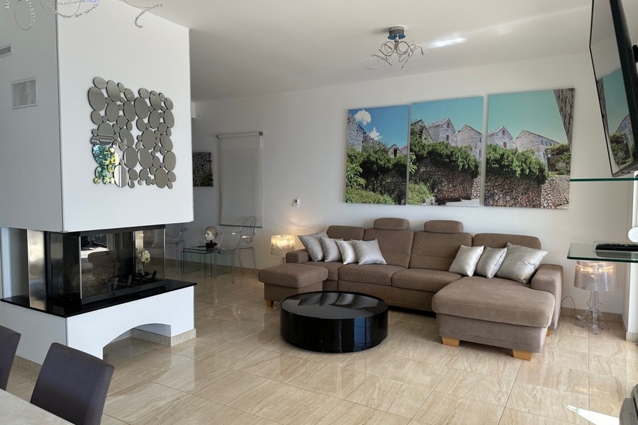 Nowoczesny salon z kominkiem i częścią wypoczynkową