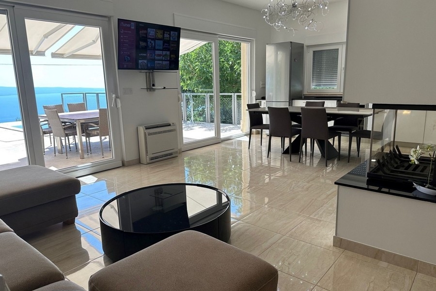 Otwarty salon i jadalnia z widokiem na morze
