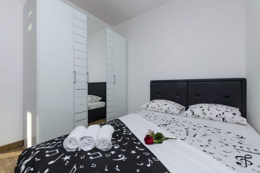 Sypialnia z łóżkiem i szafą