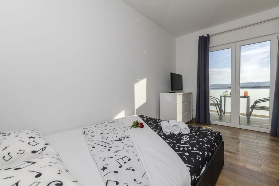 Sypialnia z wyjściem na balkon i widokiem na morze