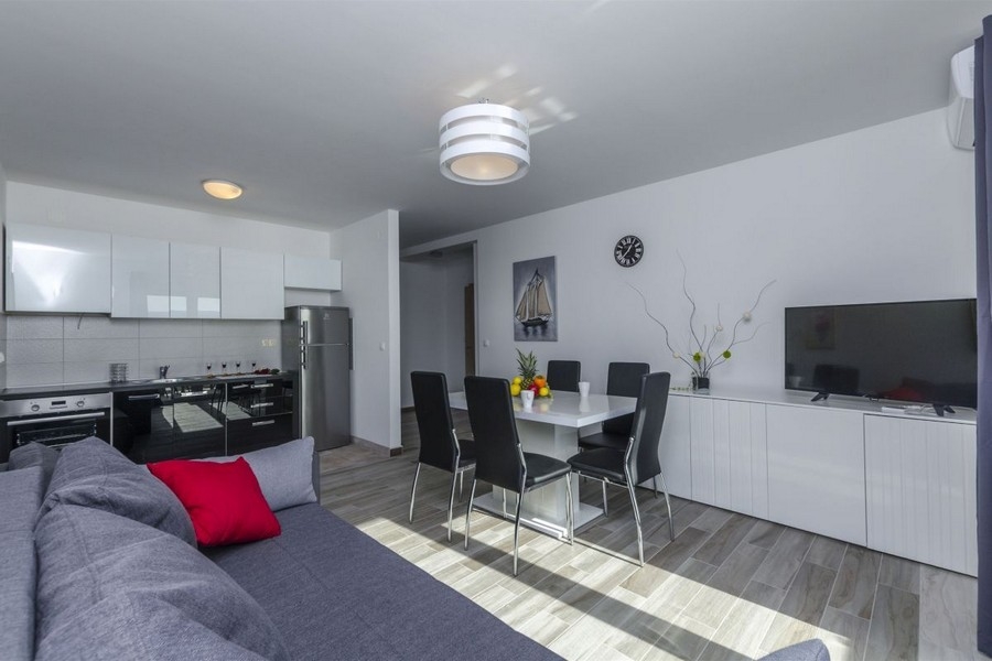 Część dzienna z kuchnią i stołem jadalnym