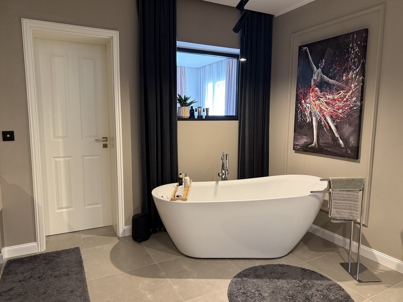 Łazienka z wolnostojącą wanną