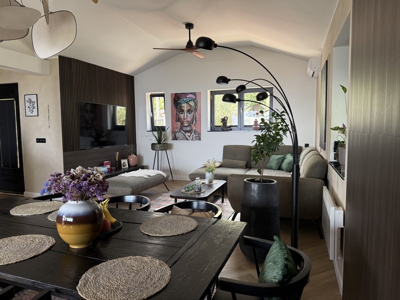 Pokój dzienny z sofą i nowoczesnymi meblami