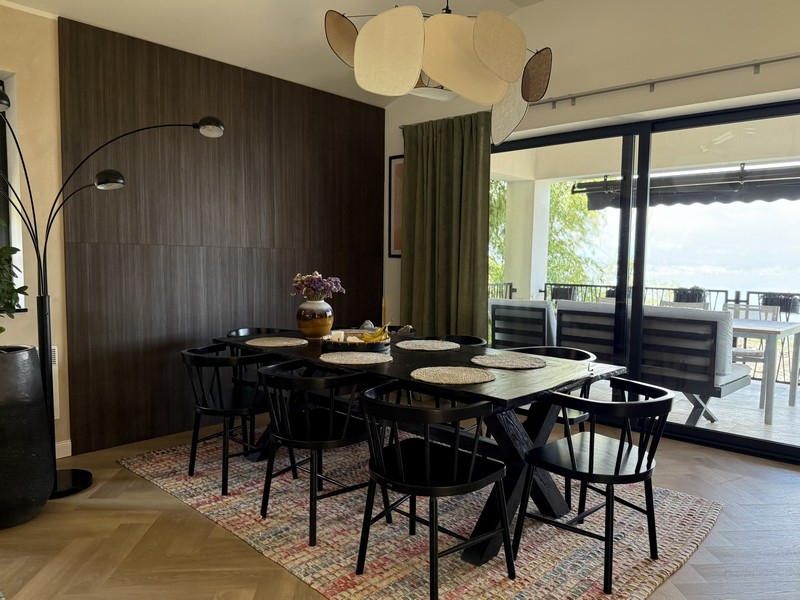 Jadalnia z wyjściem na taras i widokiem na morze