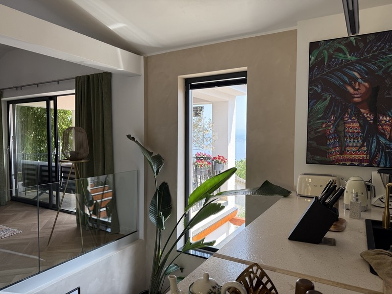 Kuchnia z widokiem na balkon i okolicę